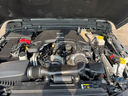 Used 2018 Jeep Wrangler Unlimited Sport S image 27