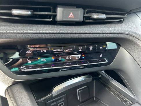 Used 2022 Buick Envision Essence w/ Technology Package I FWD image 28