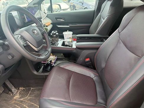 Used 2025 Toyota Sienna XSE w/ XSE Premium Package image 5