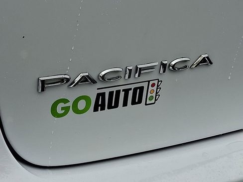 Used 2025 Chrysler Pacifica Select image 29