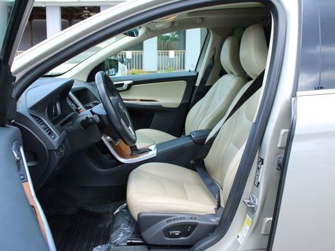 Used 2017 Volvo XC60 T5 Inscription w/ Preferred Option Package FWD image 14