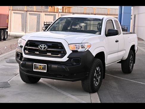 Used 2017 Toyota Tacoma SR AWD/4WD image 1