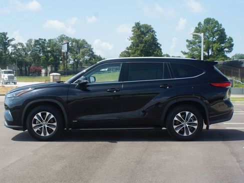 Used 2022 Toyota Highlander XLE image 3