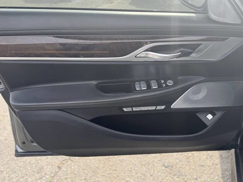 Used 2017 BMW 750i RWD image 11