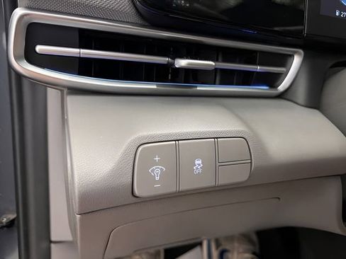 Used 2025 Hyundai Elantra SEL FWD image 17