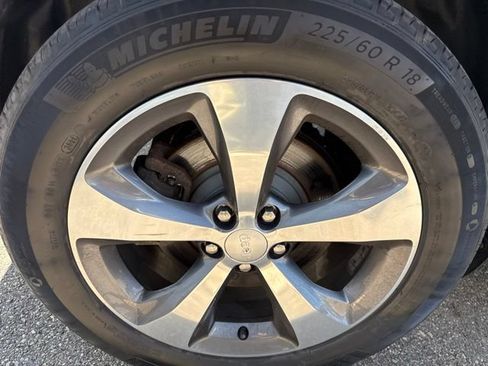 Used 2019 Jeep Cherokee Limited AWD/4WD image 12