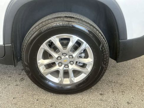 Used 2023 Chevrolet Traverse LS FWD image 10