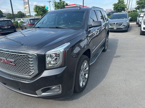 Used 2017 GMC Yukon SLT w/ Premium Edition AWD/4WD image 3