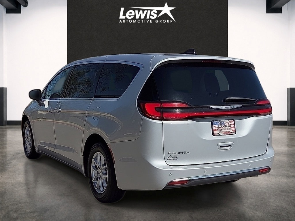 Used 2023 Chrysler Pacifica Touring-L FWD image 3