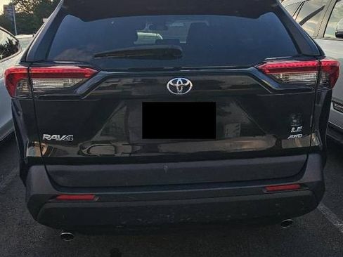 Used 2021 Toyota RAV4 LE AWD/4WD image 3