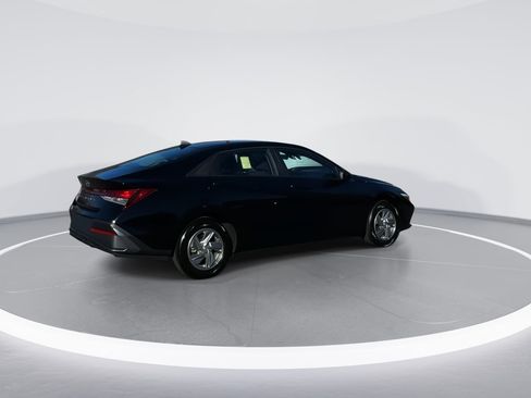 Used 2025 Hyundai Elantra SE image 7