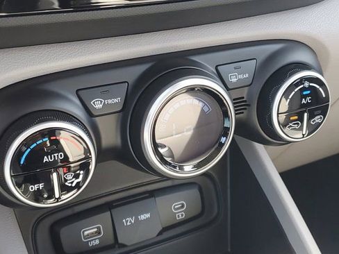 Certified 2025 Hyundai Venue SEL image 28