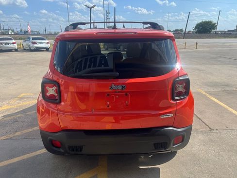 Used 2017 Jeep Renegade Latitude FWD image 5