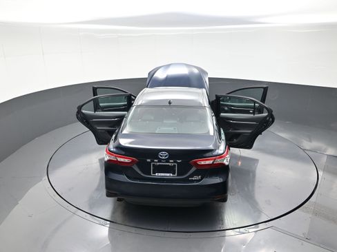 Used 2020 Toyota Camry XLE image 13
