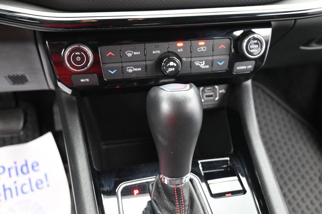 Used 2025 Jeep Compass Trailhawk AWD/4WD image 11