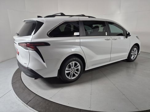 New 2026 Toyota Sienna XLE image 5