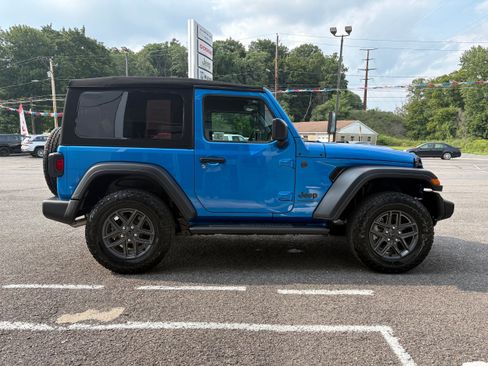 Used 2025 Jeep Wrangler Sport AWD/4WD image 6