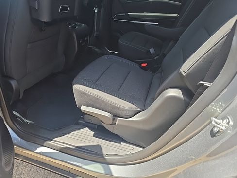 Used 2025 Chevrolet Traverse LT FWD image 8