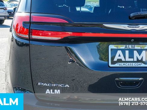 Used 2023 Chrysler Pacifica Touring-L FWD image 12