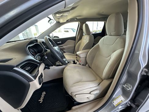 Used 2019 Jeep Cherokee Latitude w/ Popular Appearance Group FWD image 17