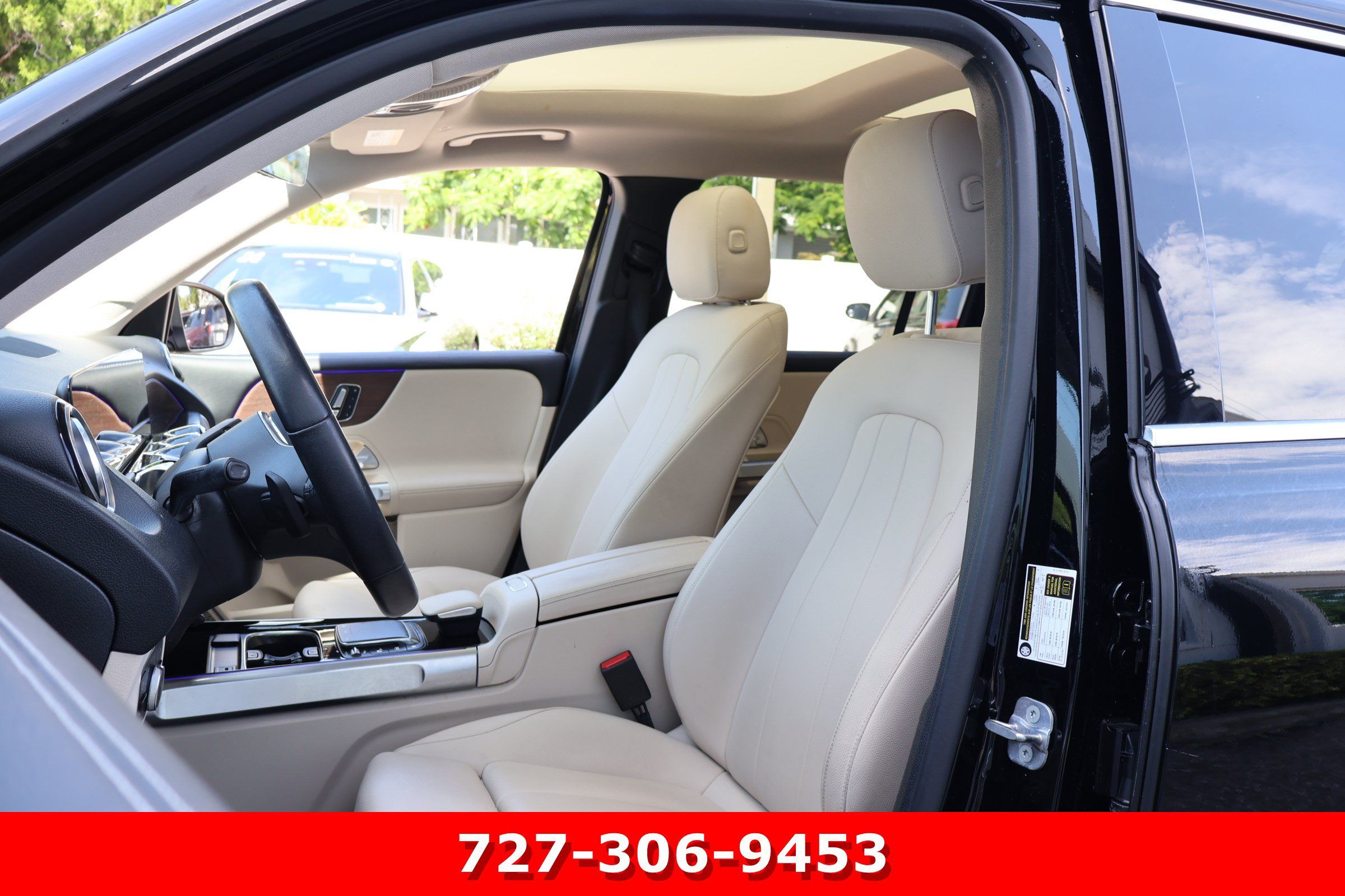 Used 2023 Mercedes-Benz GLB 250 4MATIC w/ Premium Package image 2