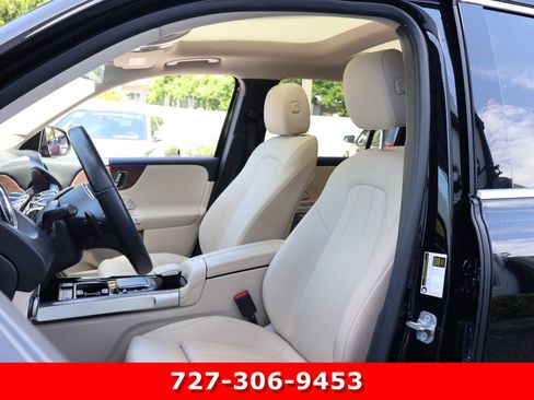 Used 2023 Mercedes-Benz GLB 250 4MATIC w/ Premium Package image 2