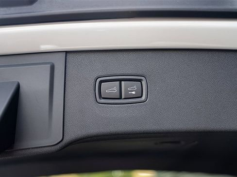 Certified 2025 Porsche Cayenne S image 23