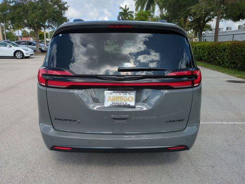 New 2025 Chrysler Pacifica Limited image 6