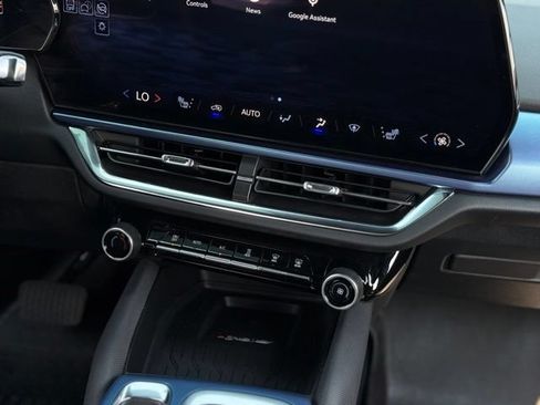 Used 2025 Chevrolet Equinox EV LT FWD image 24