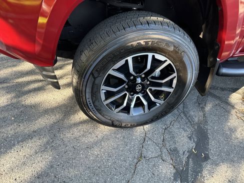 Used 2021 Toyota Tacoma TRD Sport w/ Technology Package image 3