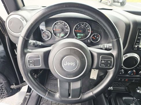 Used 2015 Jeep Wrangler Unlimited Sahara image 21