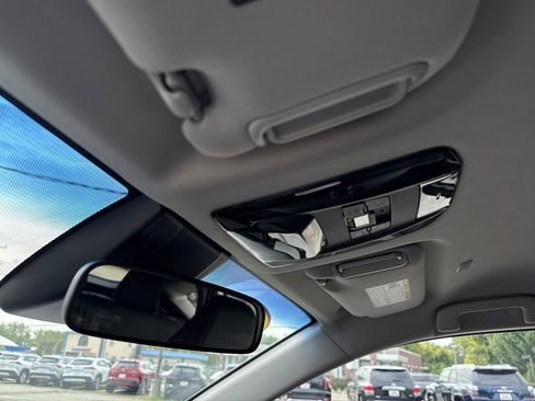 Used 2023 Toyota Venza LE image 17