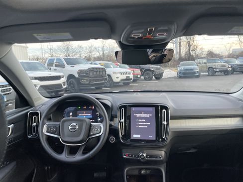 Used 2025 Volvo XC40 B5 Plus image 33