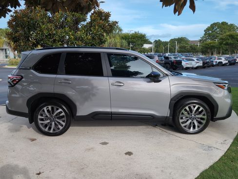 Used 2025 Subaru Forester Touring w/ Popular Package - Touring AWD/4WD image 11