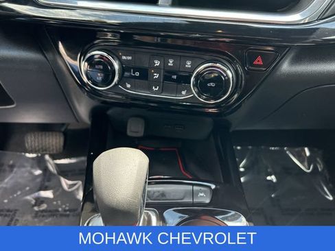 Used 2025 Chevrolet Trax RS w/ Sunroof Package FWD image 35
