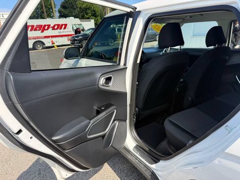 Used 2023 Kia Soul LX w/ LX Technology Package FWD image 37