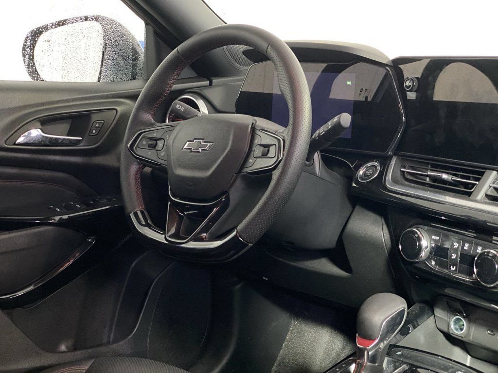 Used 2025 Chevrolet Trax RS w/ Driver Confidence Package FWD image 10
