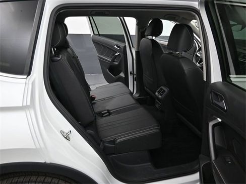 Used 2023 Volkswagen Tiguan SE image 32