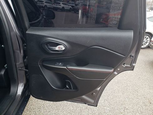 Used 2019 Jeep Cherokee Trailhawk AWD/4WD image 18