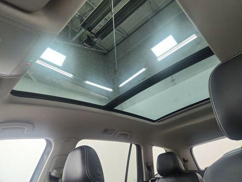 Used 2022 Volkswagen Atlas SE w/ Panoramic Sunroof Package image 17