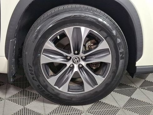 Used 2020 Toyota Highlander XLE AWD/4WD image 11