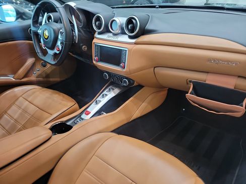 Used 2017 Ferrari California T RWD image 10