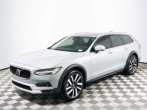 Used 2025 Volvo V90 B6 Cross Country Ultra w/ Climate Package image 3