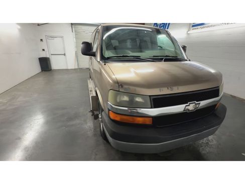 Used 2004 Chevrolet Express 2500 Passenger w/ LS Preferred Equipment Group RWD image 3