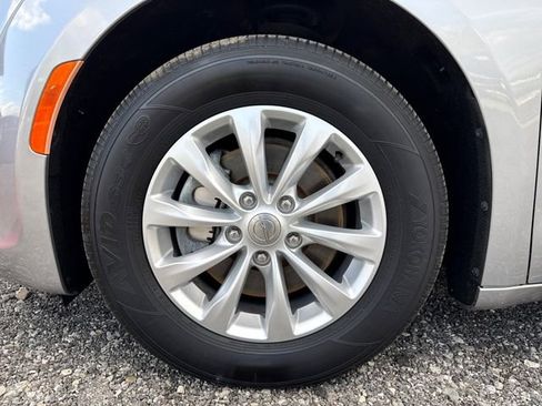 Used 2017 Chrysler Pacifica Touring-L FWD image 16