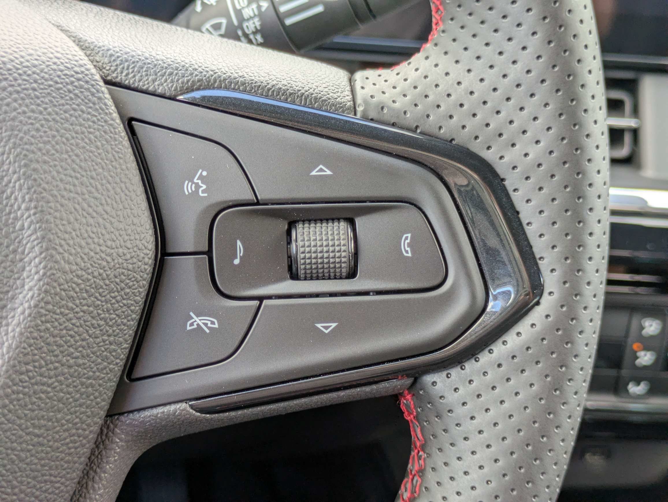 New 2026 Chevrolet Trax RS w/ Sunroof Package FWD image 17
