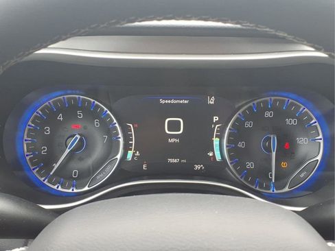 Used 2023 Chrysler Pacifica Touring-L image 12