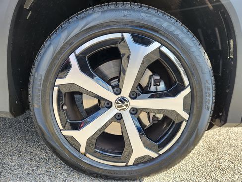 Certified 2025 Volkswagen Tiguan SE w/ Panoramic Sunroof Package image 20