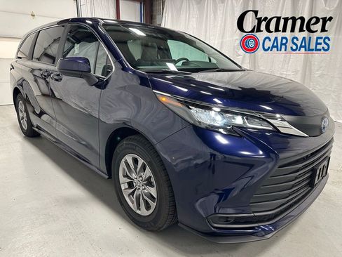 Used 2025 Toyota Sienna LE FWD image 1
