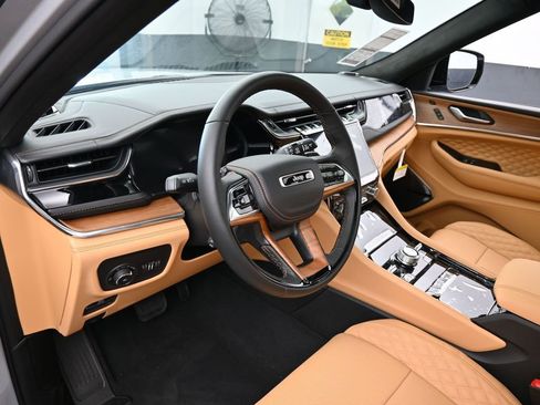 New 2025 Jeep Grand Cherokee L Summit image 10